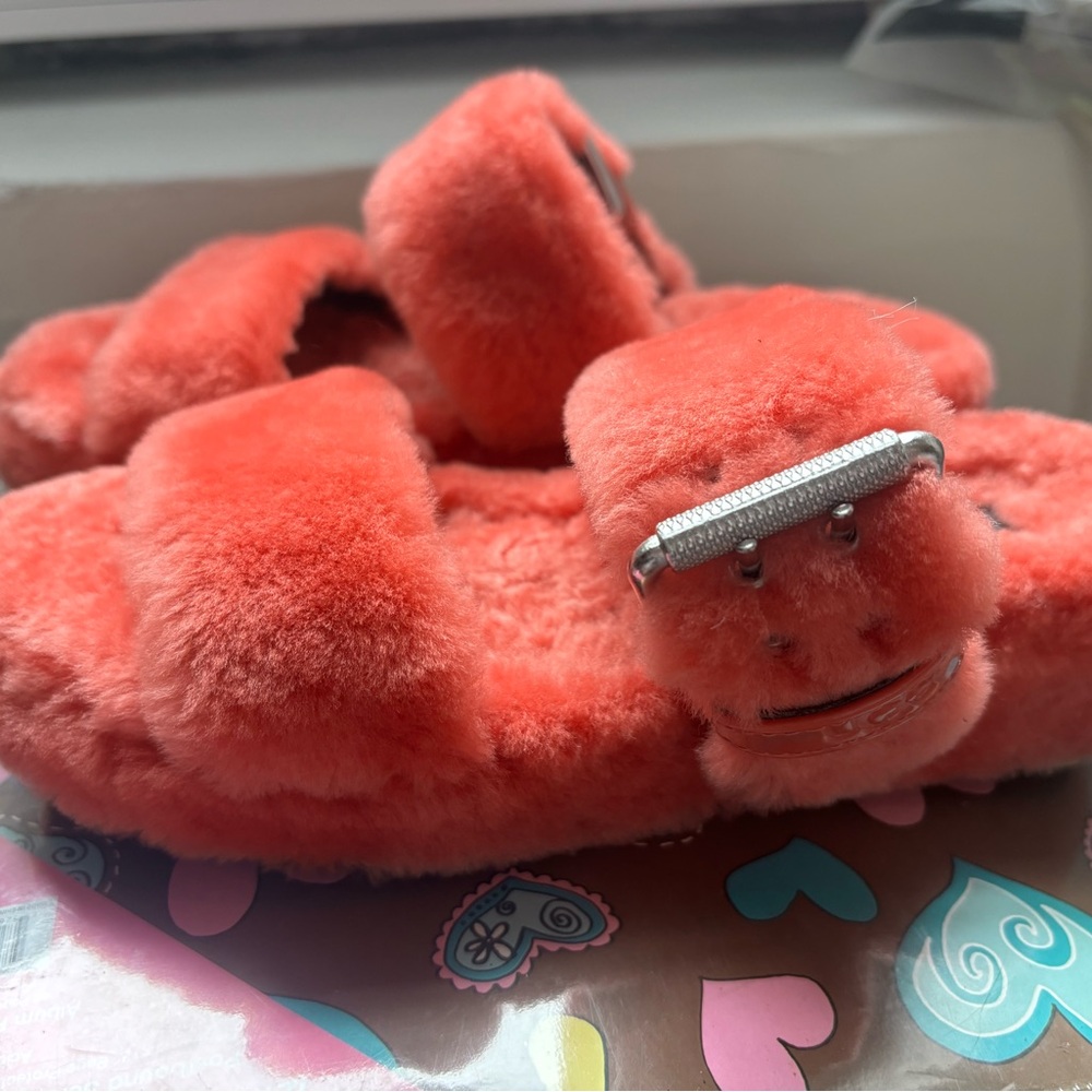 UGG - W FUZZ YEAH Fluffy Coral Sandals